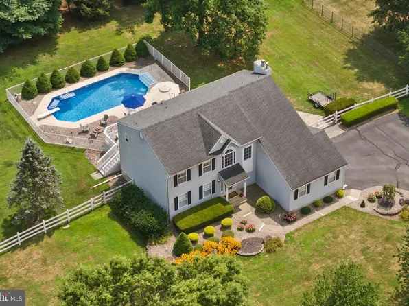 5 Galloping Brook Dr, Allentown, NJ 08501