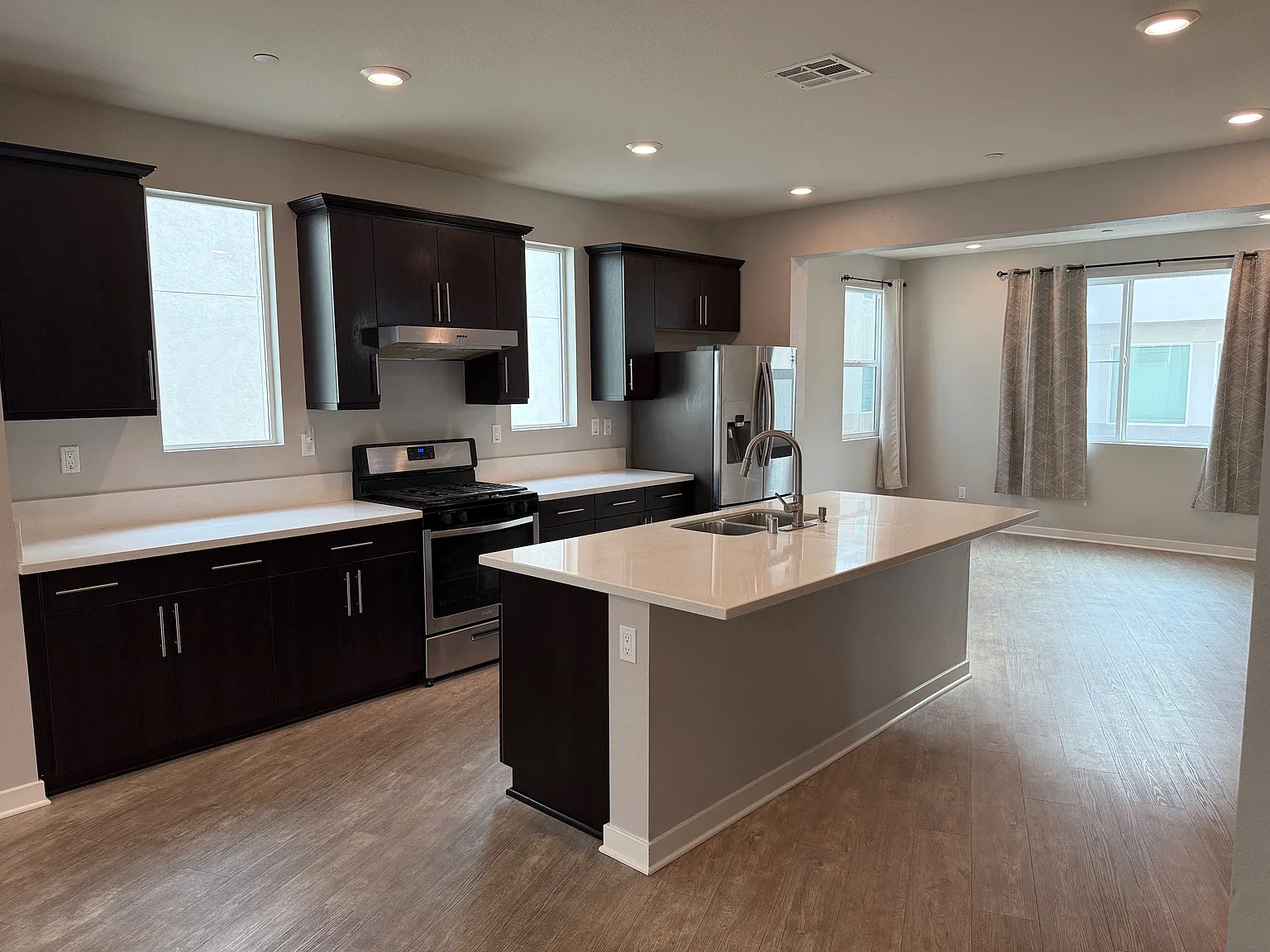 4 bed, 3.5 bath, 2670 sqft, $5,000 — Photo 4