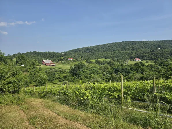 Red Barn Ln, Linden, VA 22642