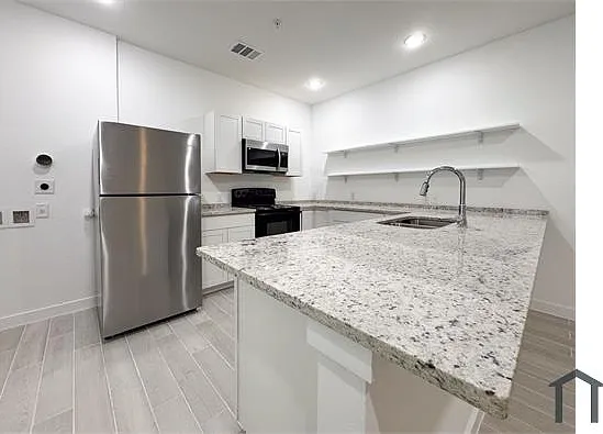 1503 E Southcross Blvd — Photo 13
