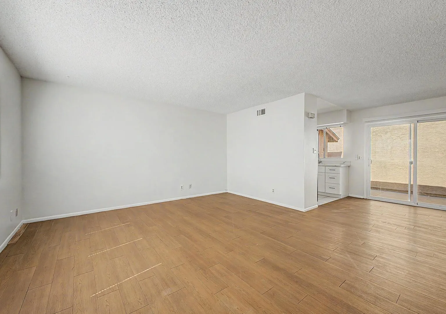 3 bed, 2.0 bath, 1176 sqft, $1,999 — Photo 2