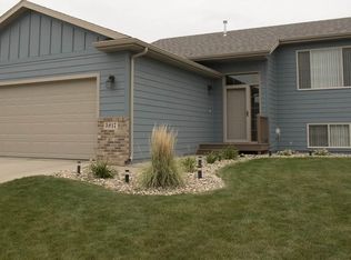 5817 W Oakcrest Dr, Sioux Falls, SD 57107