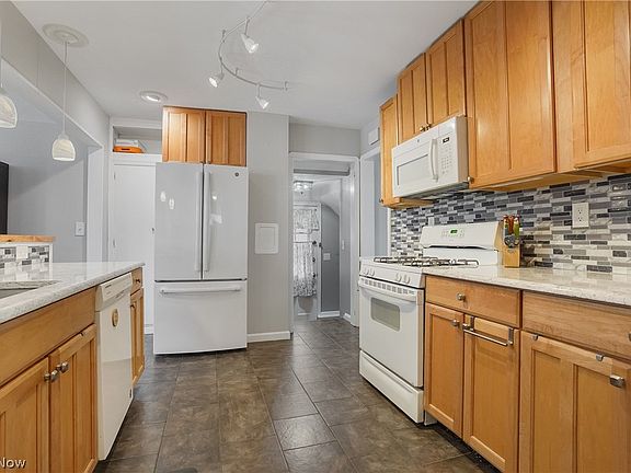3rd image of 86 Hartshorn Dr