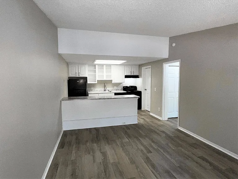 Elmwood Apartments — Photo 4