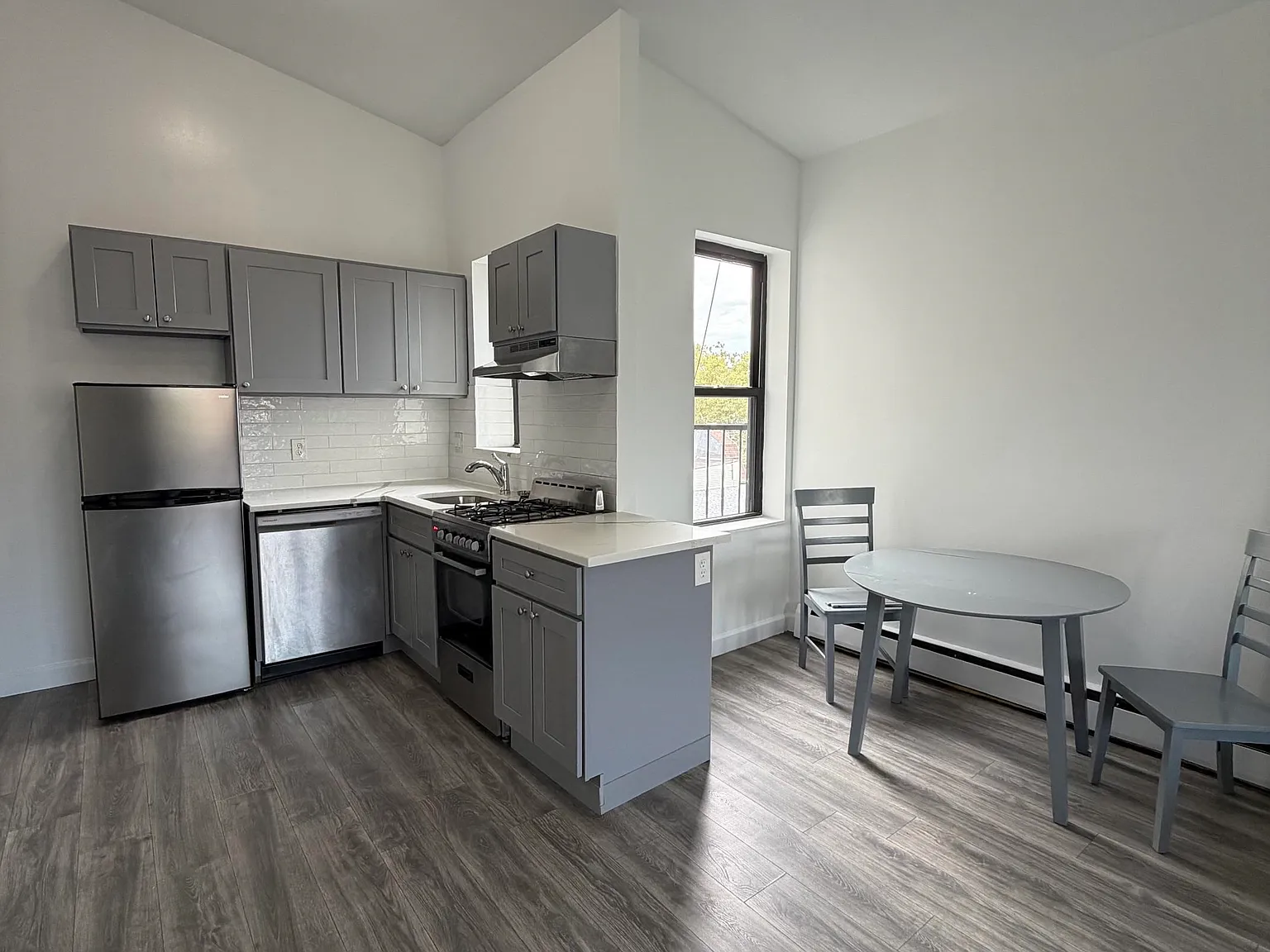 1 bed, 1.0 bath, 563 sqft, $2,000 — Photo 3