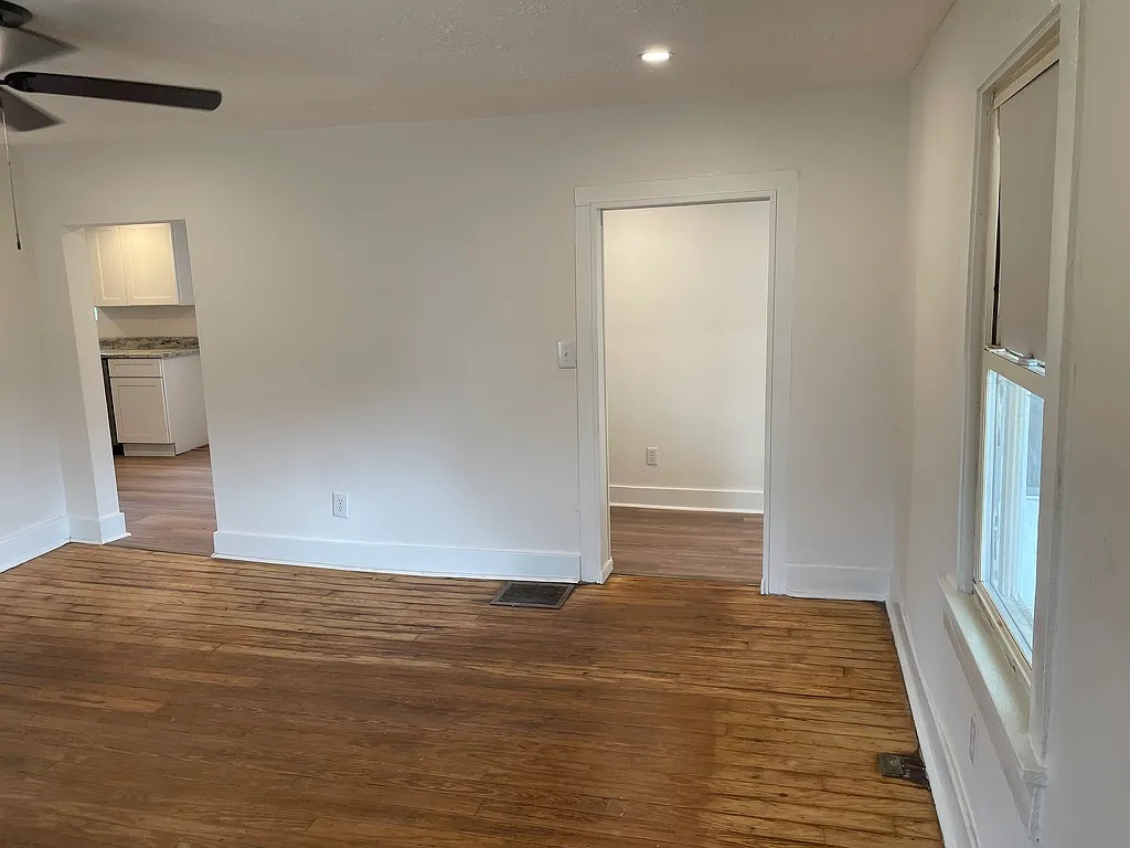 3 bed, 1100 sqft, $1,300 — Photo 2