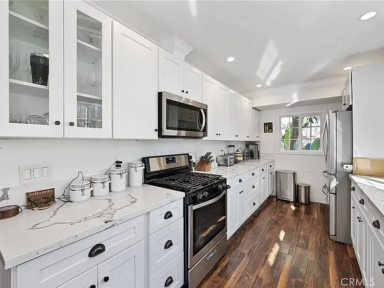 20852 Kittridge St — Photo 23