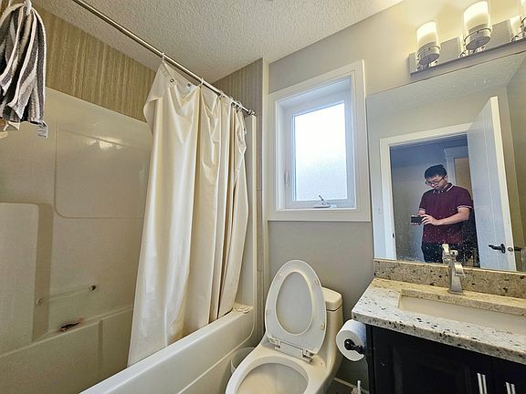 4th image of 546 Albany Way NW