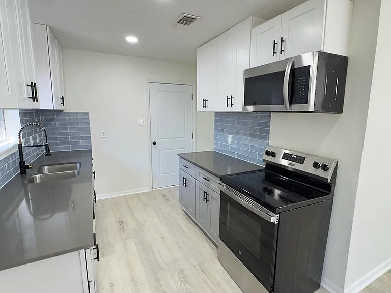 829 Canfield St — Photo 5