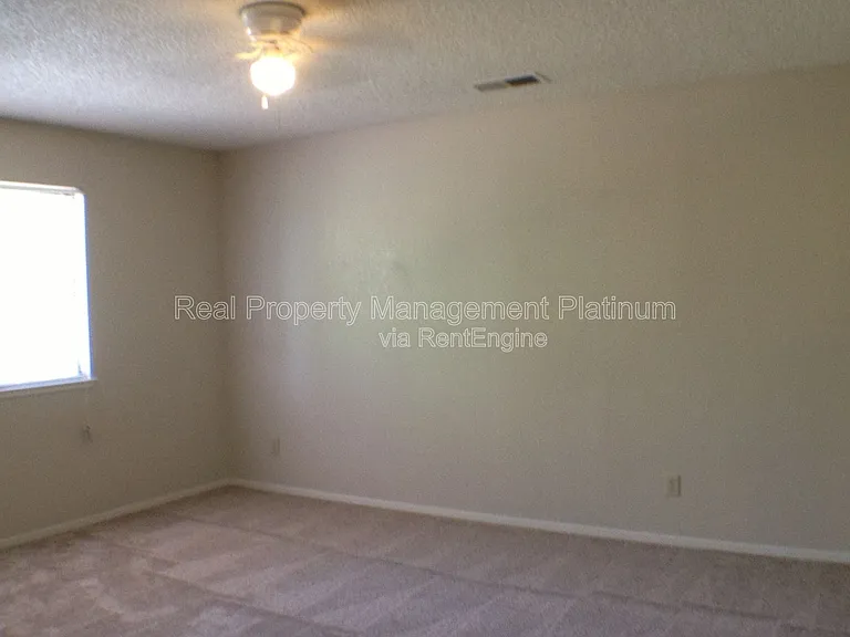 675 N Claremont Ave — Photo 24