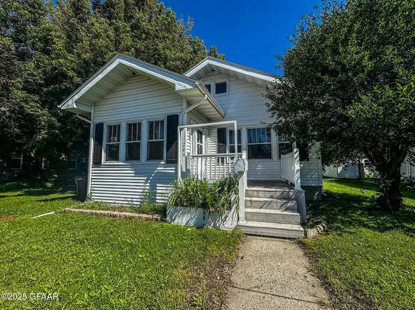 206 4th St NW, East Grand Forks, MN 56721
