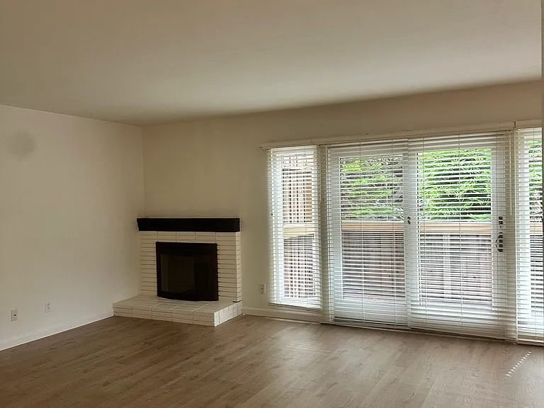 16 Thomas Ct #16 — Photo 8