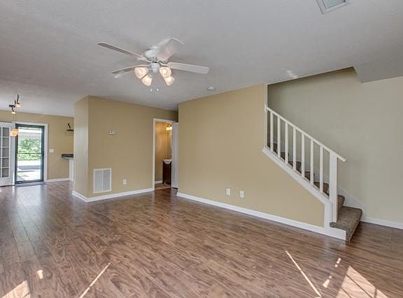 3rd image of 909 Seven Oaks Blvd