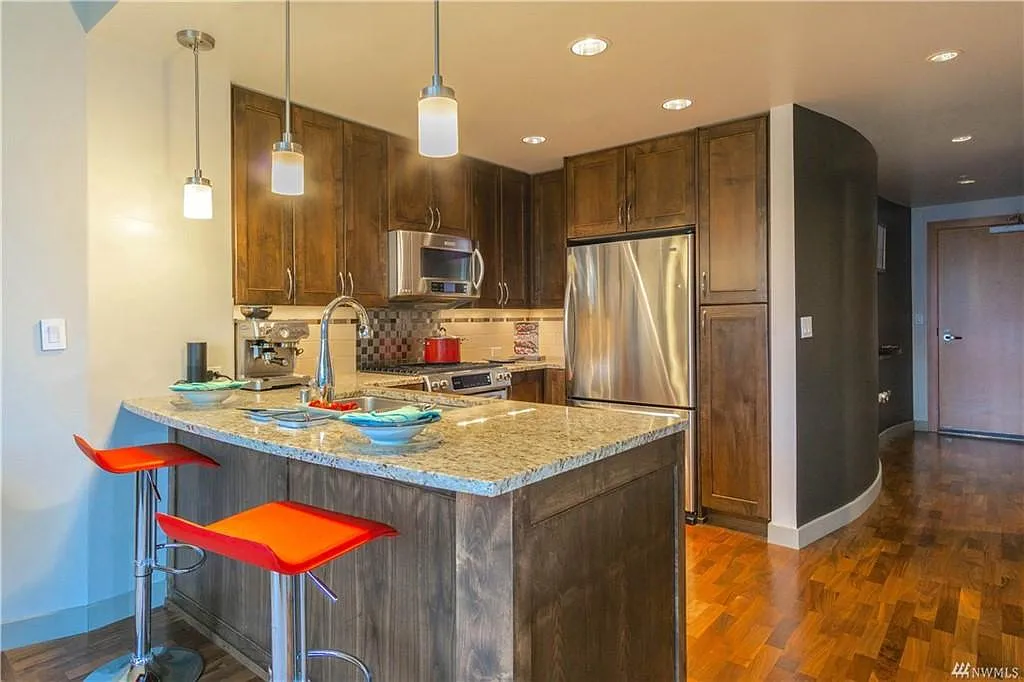 10610 NE 9th Pl — Photo 2
