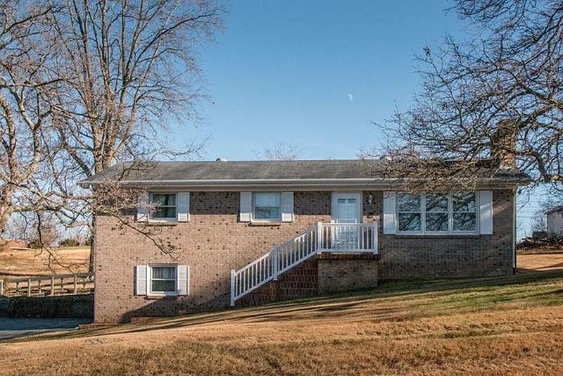 1st image of 411 Mosswood Ln