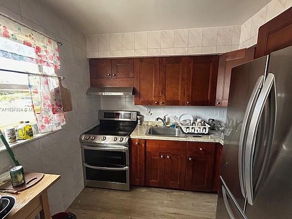 3rd image of 17 NE 2nd Ave APT 205