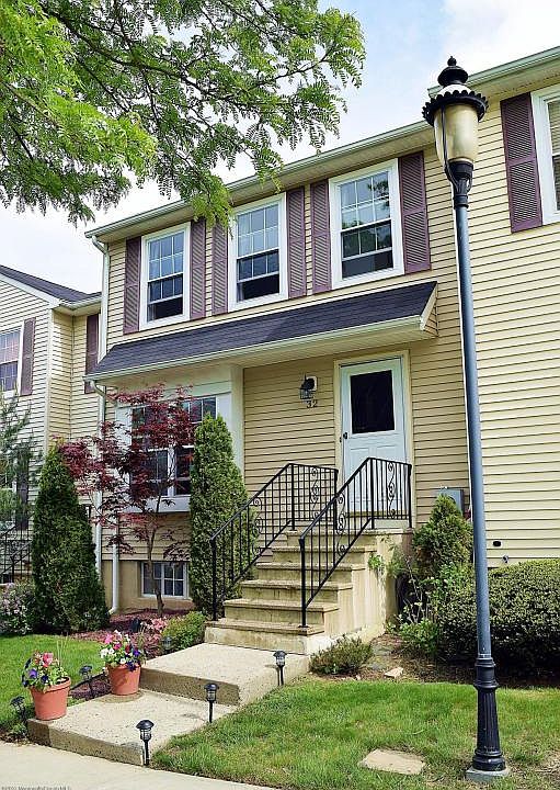 1st image of 32 Byrnes Ln E