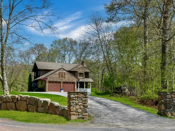 2 Overlook Dr, Ashaway, RI 02804