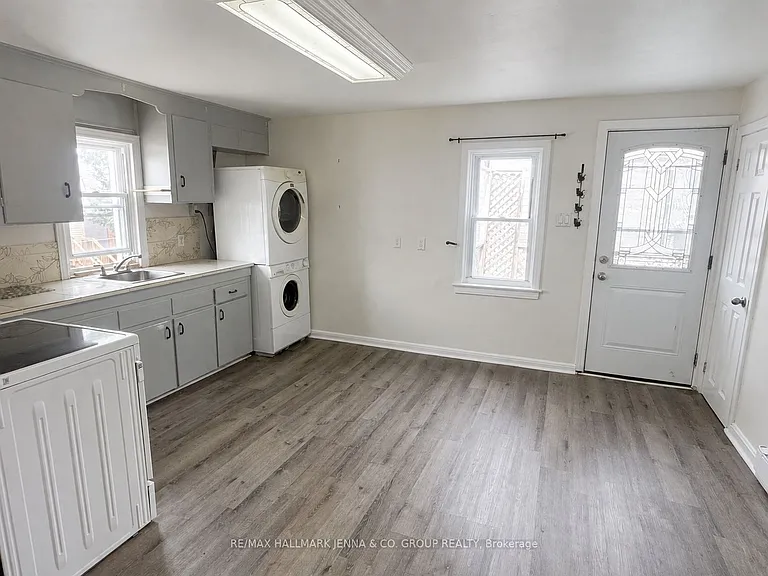 211 Hannah St — Photo 8