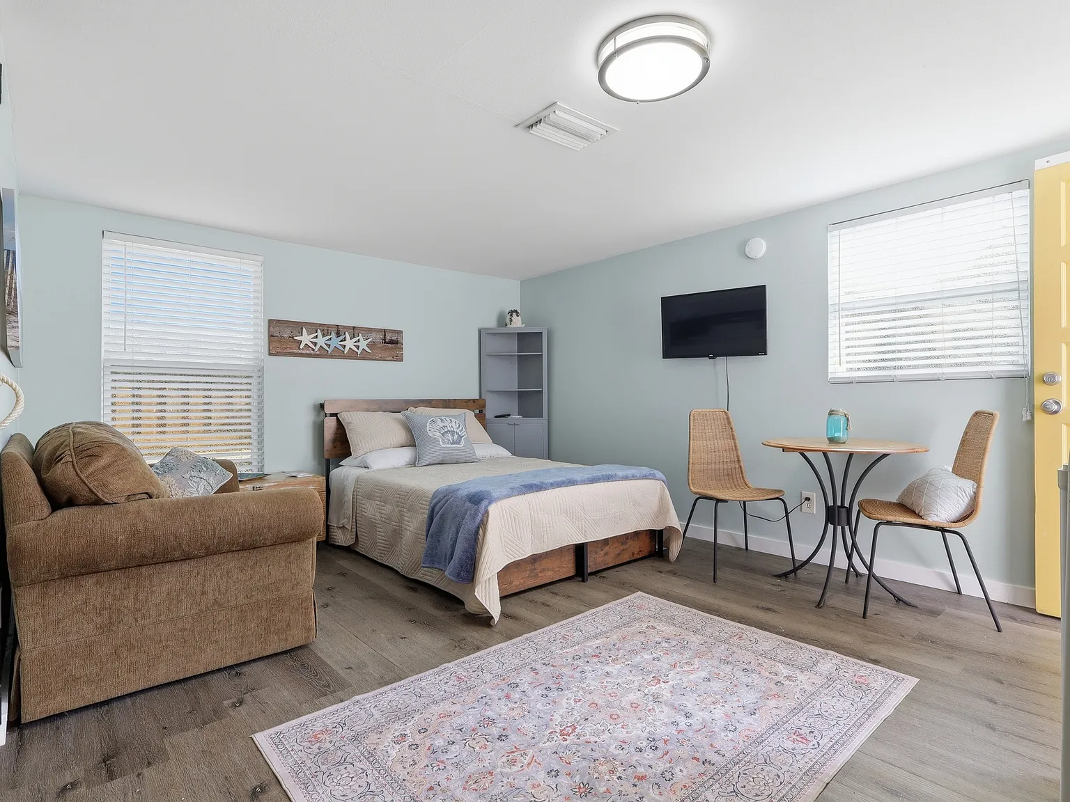 Studio, 214 sqft, $1,250 — Photo 2