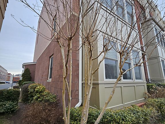 3rd image of 620 E Howell Ave Unit 101