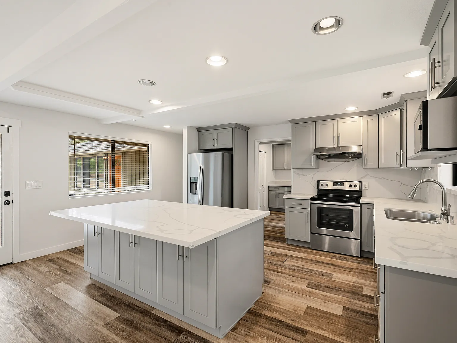 4 bed, 2000 sqft, $4,000 — Photo 2