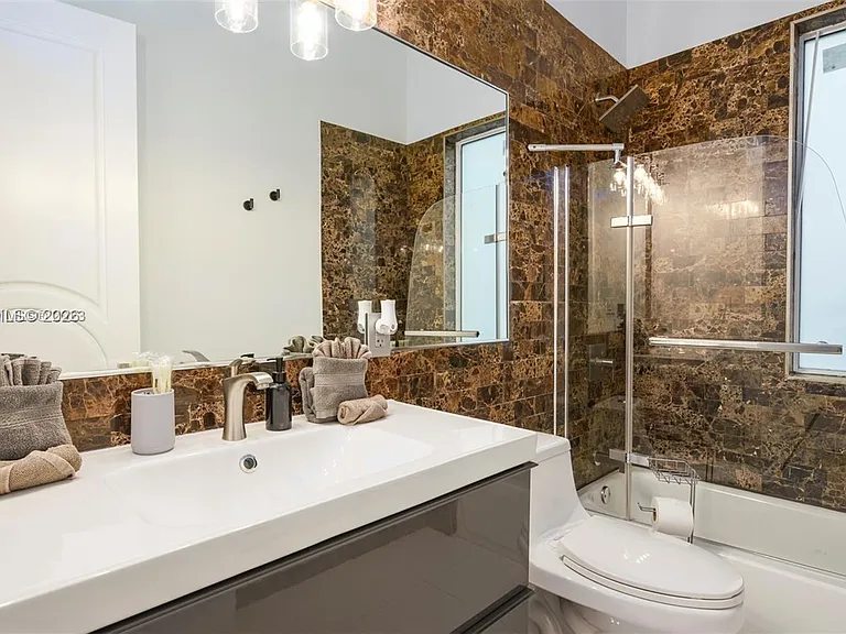 1759 SW 30th Pl — Photo 39