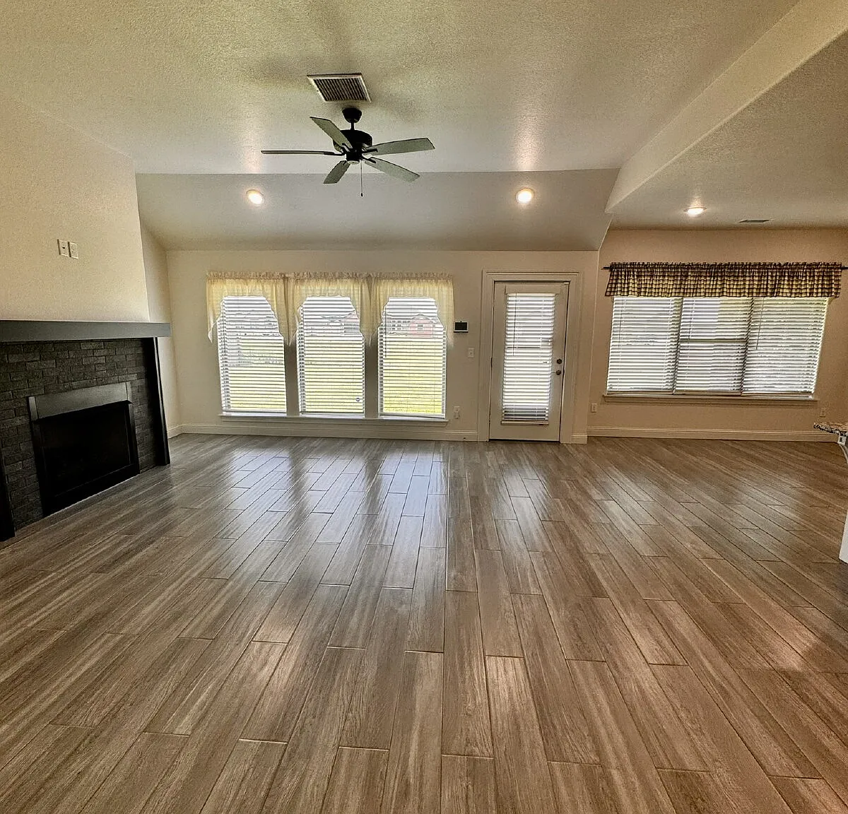 4 bed, 2.0 bath, 1869 sqft, $1,998 — Photo 2