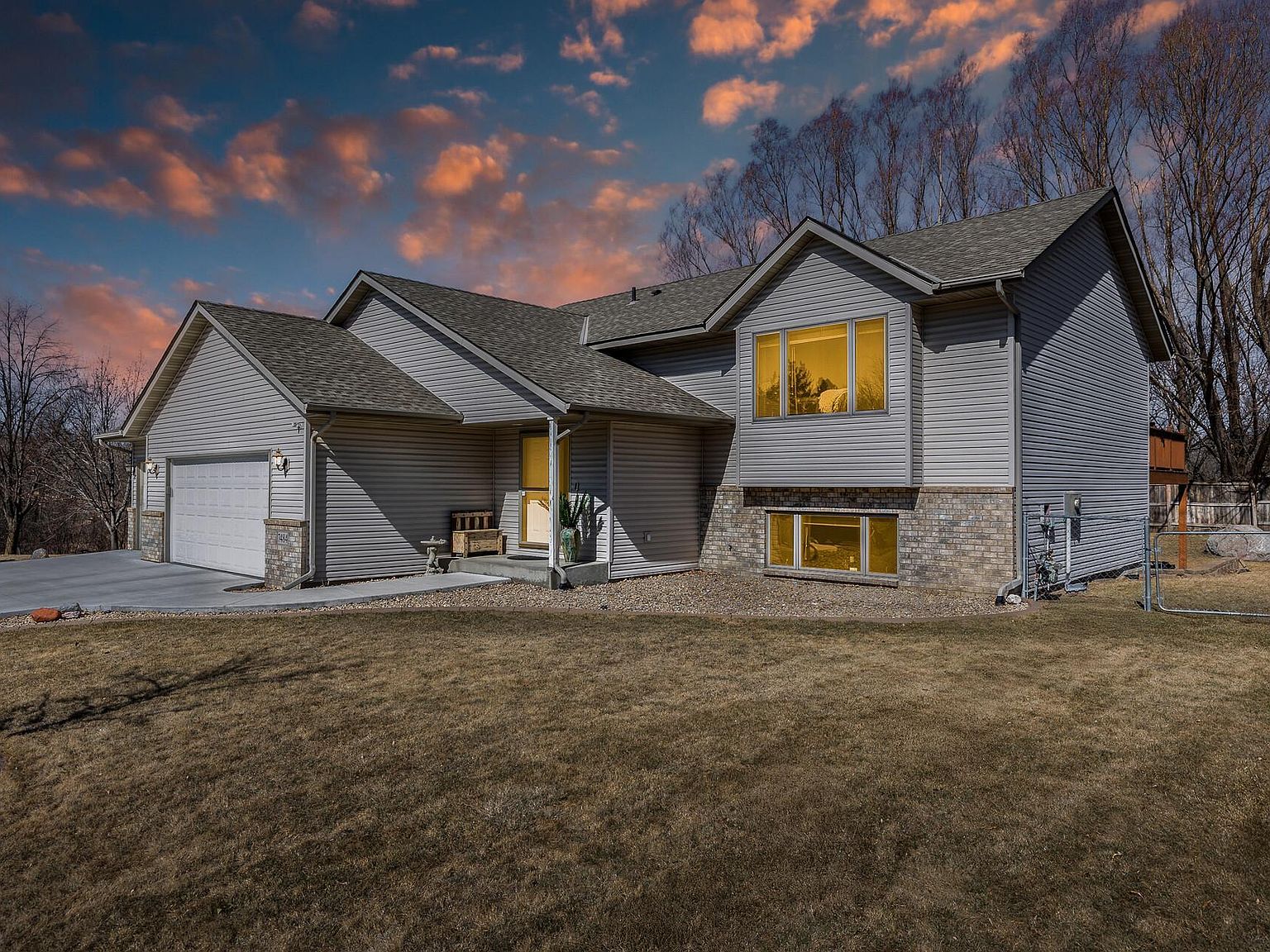 7484 Thorn Hill Ln, Savage, MN 55378 | Zillow