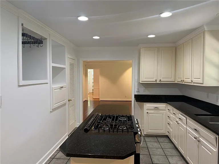 6651 Castleton Dr — Photo 17