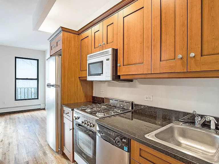 437 W 54th St #4D — Photo 2