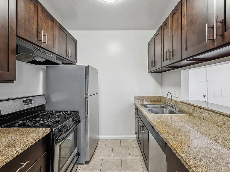 Catalina Apartments — Photo 9