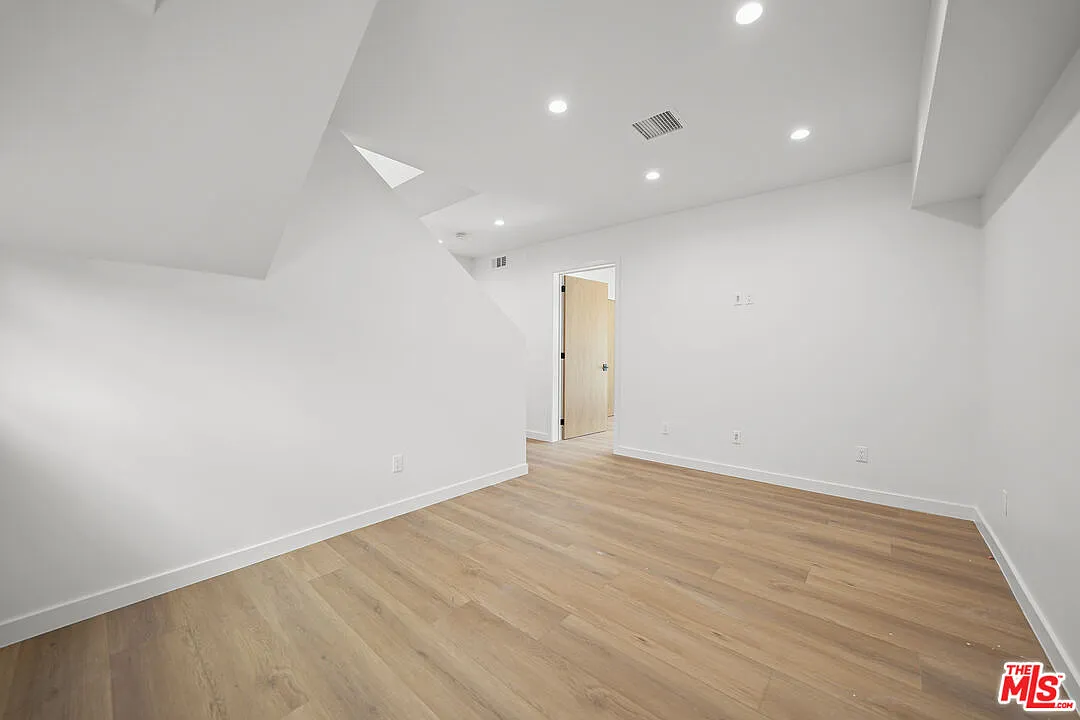 3 bed, 3.0 bath, 1080 sqft, $3,850 — Photo 2