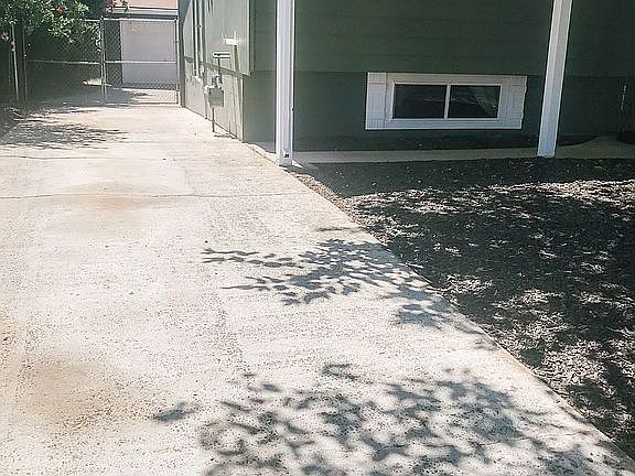 Driveway/garage 