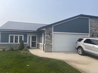 4521 Oaktree Ct, Manitowoc, WI 54220