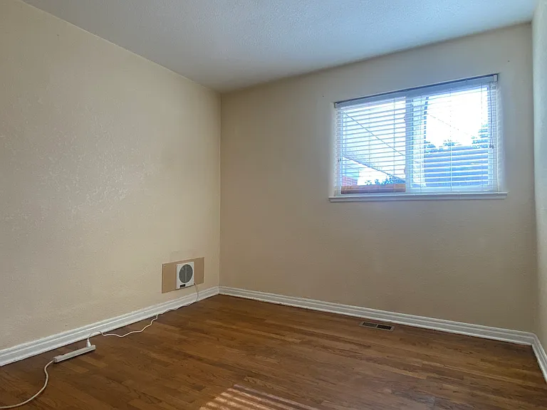 1690 Syracuse St — Photo 17