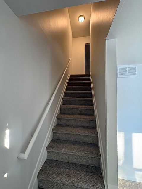 Bi-level stairwell