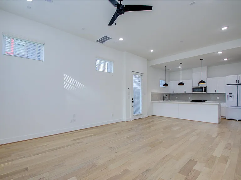 3206 Live Oak St — Photo 6