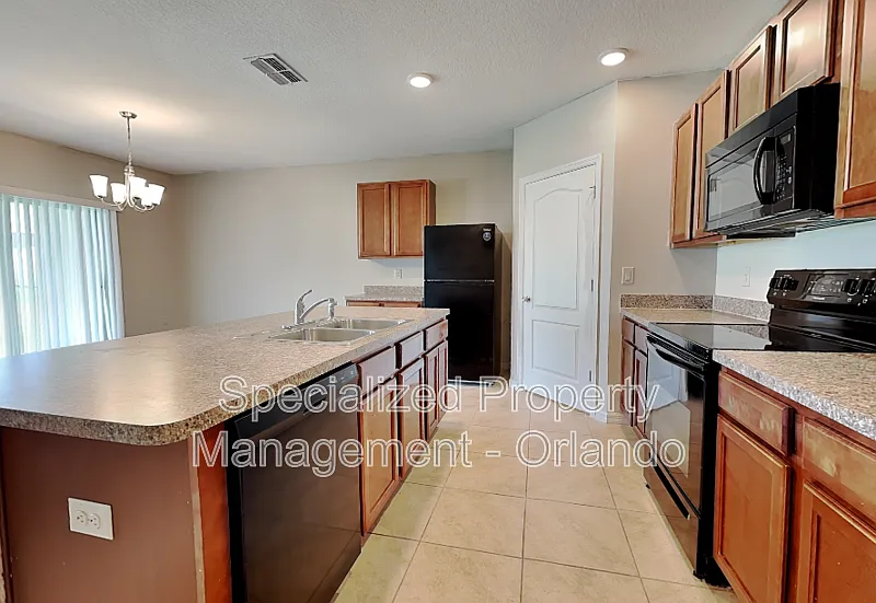 4 bed, 2.0 bath, 1828 sqft, $1,899 — Photo 2