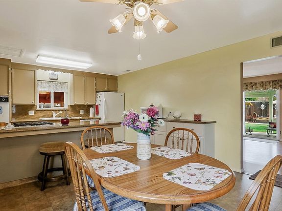 Eating area/breakfast nook. Great space for entertaining your guests!