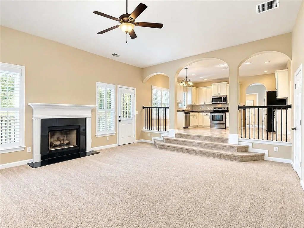 4 bed, 2.5 bath, 3207 sqft, $3,200 — Photo 4