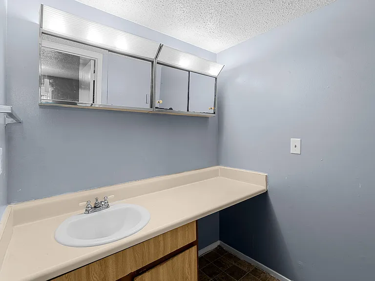 Creekside Apartments — Photo 10