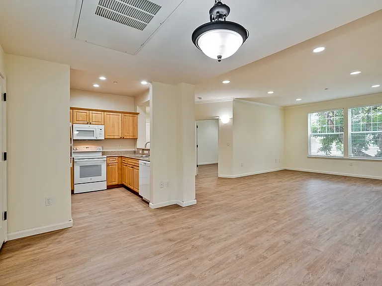 Encinal Place Apartments — Photo 14