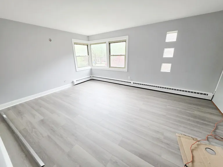 2115-2123 W Farragut Ave Apartments — Photo 9