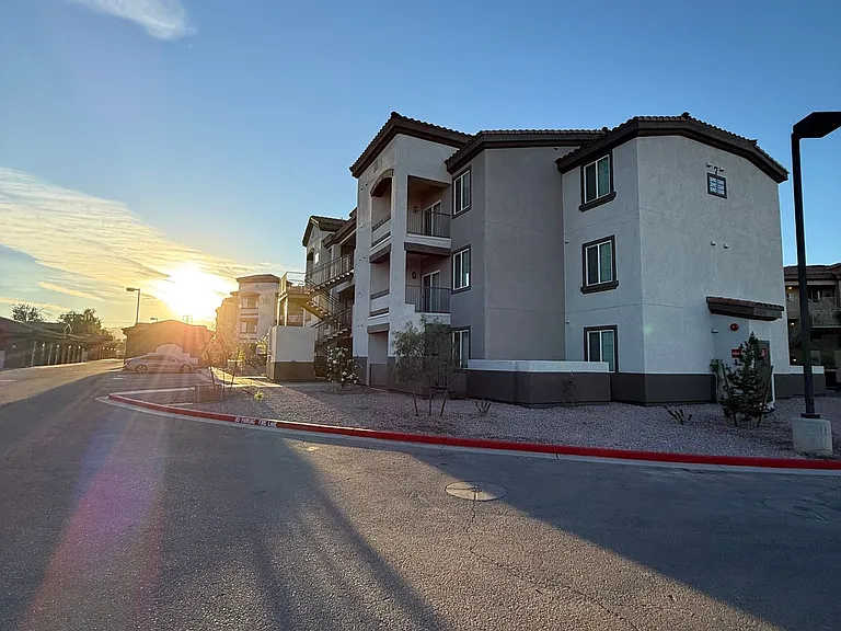 The Crest at Skyline — Photo 41