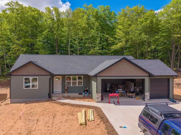 146 Woodland Dr, Negaunee, MI 49866
