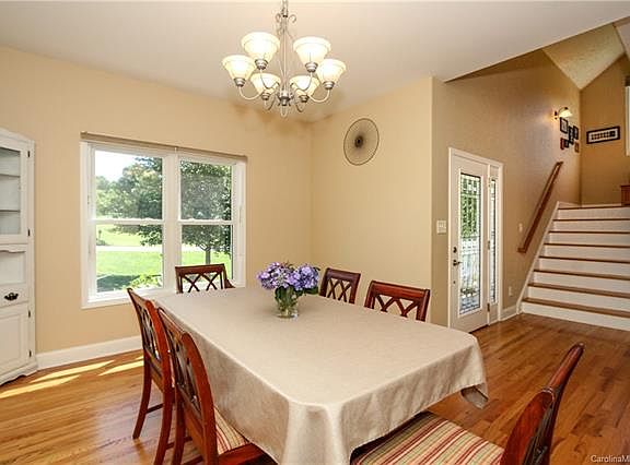 3rd image of 2665 Carriage Ln