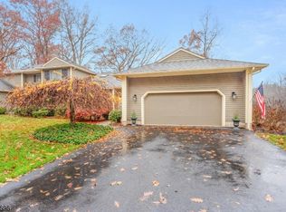 36 Hunters Cir, Lebanon, NJ 08833