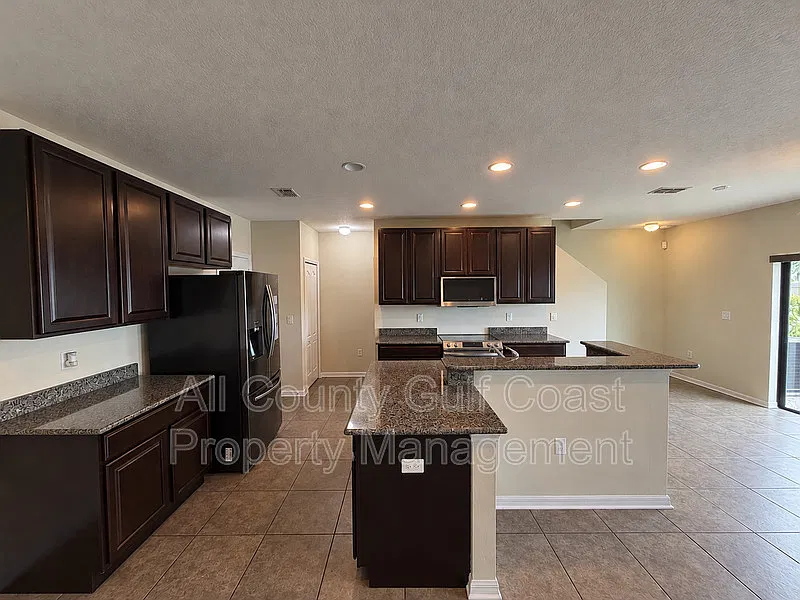 4 bed, 2.5 bath, 2140 sqft, $2,495 — Photo 3