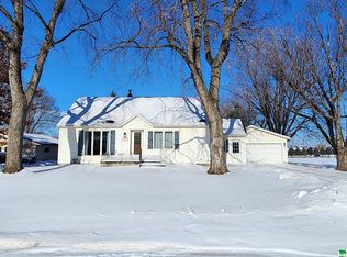 823 5th St, Hull, IA 51239